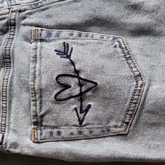 Hollister Ultra High Rise Embroidered Dad Jeans Size 1R/25 Women's Juniors - Picture 5 of 16